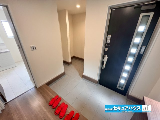 【同施工物件ご案内可能】知多市日長台　限定1棟の内観：施工例|【玄関イメージ】
◆光が差し込み明るいです。気分も晴れやかになりますね。
◆玄関には、収納力のあるシューズボックスがございます。玄関まわりがすっきり片付きます。　