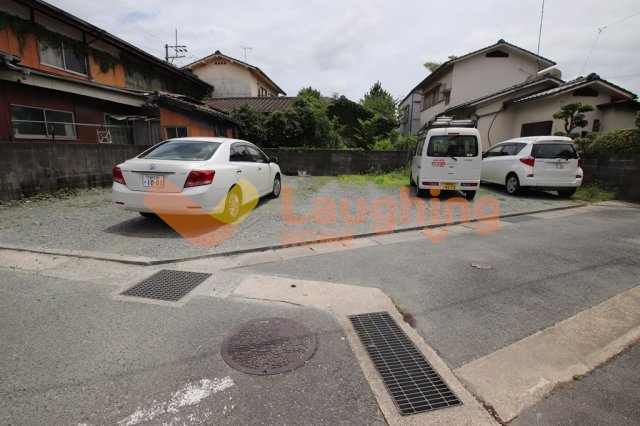 E.M.N.Tの駐車場|カースペースがあります