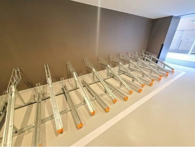ドミール入谷の駐車場
