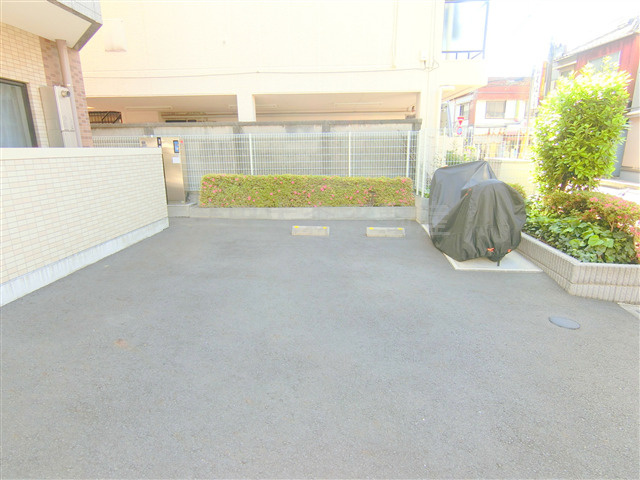 ジーベック池上Ⅲのその他共用部分|敷地内平置き駐車場　バイク置き場　空き状況等詳細はお問合せください。