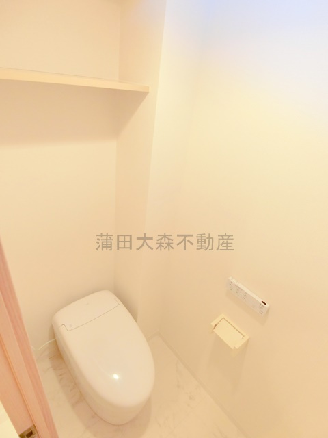 ヒューリックコート雪が谷のトイレ|棚と温水洗浄便座付きのタンクレストイレ