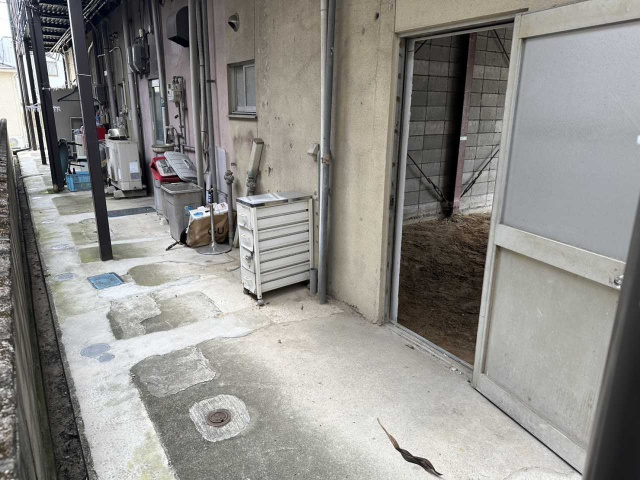 小坂町４丁目店舗　倉庫のエントランス