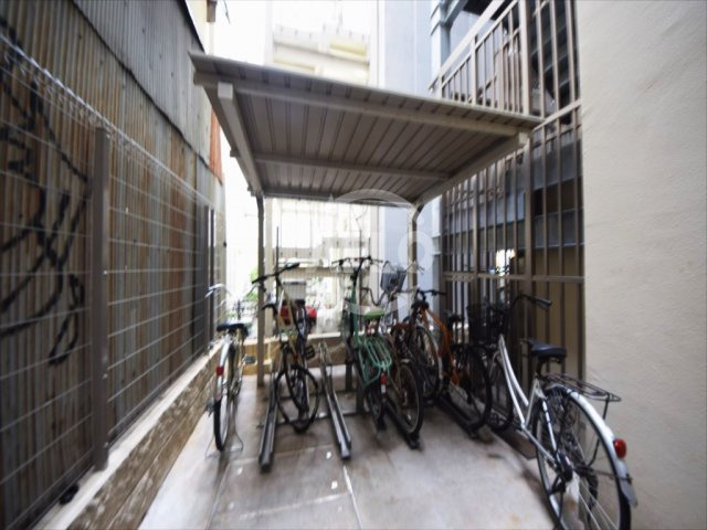 AMORE HOMMACHI WESTのその他共用部分|AMORE HOMMACHI WEST（アモーレホンマチウエスト）　駐輪場