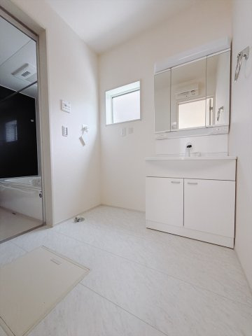 【新築戸建】藤岡市藤岡第13の独立洗面台|■洗面室｜朝のお出かけ準備に嬉しい三面鏡。鏡の裏には歯ブラシや整髪料などを収納できるスペースもあるので、いつでもスッキリ片付きます♪