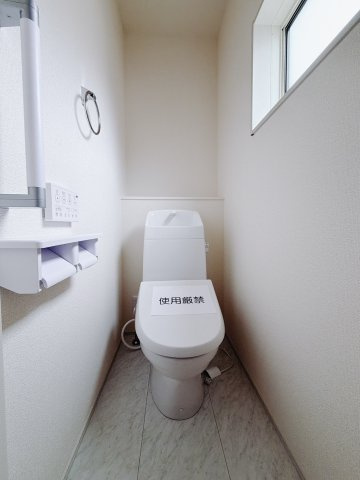 【新築戸建】藤岡市藤岡第13のトイレ|■トイレ｜1階、2階にもトイレをご用意しております♪窓付きなので常に換気もでき、綺麗保てます♪