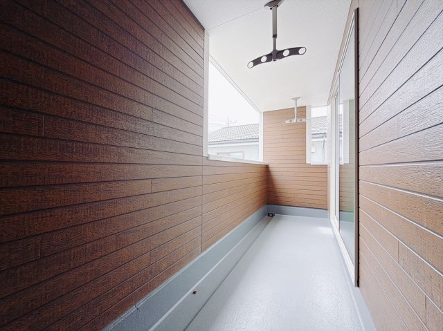 【新築戸建】藤岡市藤岡第13のバルコニー|■バルコニー｜プライバシーが守られたインナーバルコニーは、くつろぎの空間としても、アウトドアの空間としても活躍をしてくれます。