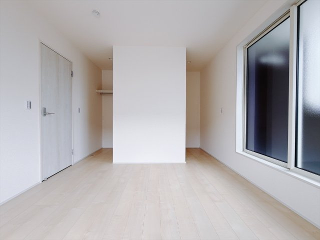 【新築戸建】藤岡市藤岡第13の洋室|■2階洋室｜ナチュラルカラーの床です。模様替えなどとても楽しく工夫できます♪陽当たり、風通しもとても良いので毎日快適な生活スタートです！子供部屋にも良いですね♪