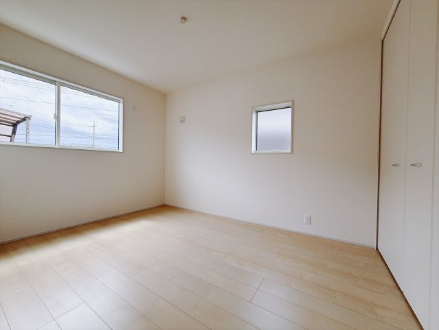 【新築戸建】藤岡市藤岡第13の洋室|■2階洋室｜2階洋室には大きな窓をご用意しています。日中はあたたかな日差し差し込み自分時間も充実できますね＾＾