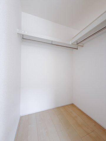【新築戸建】藤岡市藤岡第13の収納|■WIC｜お洋服はもちろん、使う頻度の少ない家具や小物・場所を取りがちな旅行用のスーツケースなどもしまえます。また、厚手のコートをしまっても充分な広さを堪能できるプランです♪