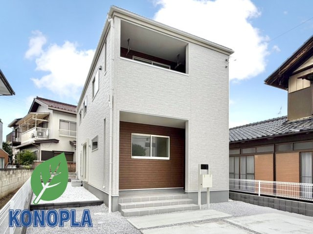 【新築戸建】藤岡市藤岡第13の外観|■外観｜陽だまりのリビング、家事らくキッチンのお家、ついに完成！永く住むほどに愛着を深める、味わい豊かなデザインです。完成したばかりの新築を、一度ご覧になってみませんか？