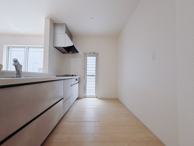 【新築戸建】藤岡市藤岡第13のキッチン|■キッチン｜作業がはかどる広々カウンタースペース。会話がはずむ「オープンキッチン」なので家族とのコミュニケーションも活発になります。