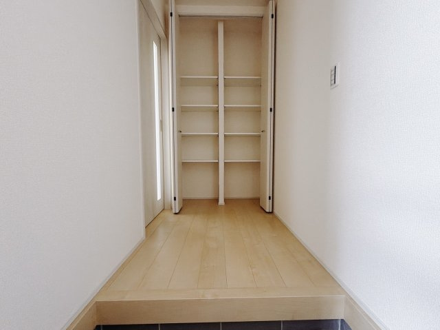 【新築戸建】藤岡市藤岡第13の玄関|■玄関｜毎日の「いってらっしゃい」や「お帰りなさい」を大切なご家族と過ごす玄関は〈使いやすさ〉を追求しております。玄関横の物入は急な来客時でもさっとお片付けできるスペースを確保しています。