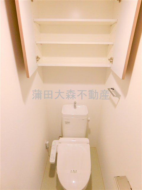 アーバンパーク蒲田南Iのトイレ|吊戸棚と温水洗浄便座付きのトイレ