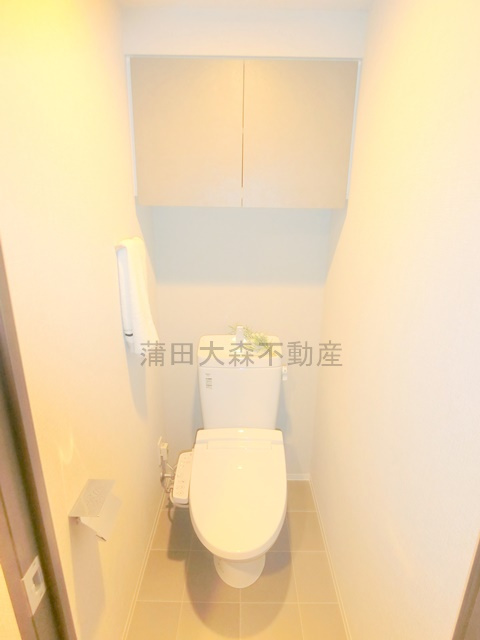クレヴィアリグゼ西馬込のトイレ|棚収納と温水洗浄便座付きのトイレ　