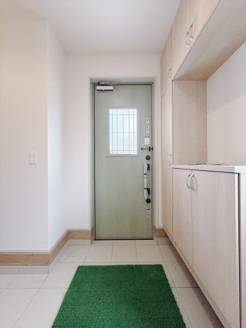 【新築戸建】安中市松井田二軒在家　の玄関|■玄関｜毎日の「いってらっしゃい」や「お帰りなさい」を大切なご家族と過ごす玄関は〈使いやすさ〉を追求しております。玄関横の物入は急な来客時でもさっとお片付けできるスペースを確保しています。