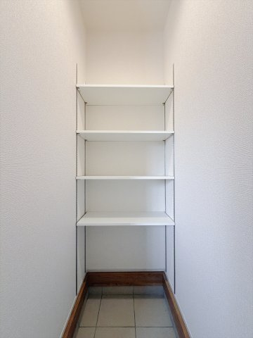 【新築戸建】安中市松井田二軒在家　の収納|■SIC｜S.I.Cはスペースが効率よく使える可動棚仕様！大きめのベビーカーやブーツ、平らなサンダルなど用途に合わせて段の高さが変えられます