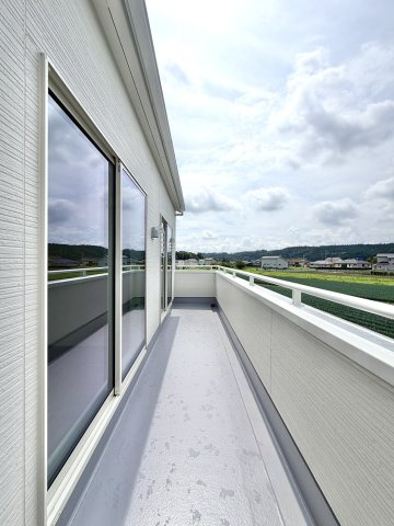 【新築戸建】安中市松井田二軒在家　のバルコニー|■バルコニー｜あたたかな陽のひかりを浴びることのできるバルコニー。お洗濯物やお布団を干せば、家族みんなが気持ちよく暮らすことができます(*^^*)