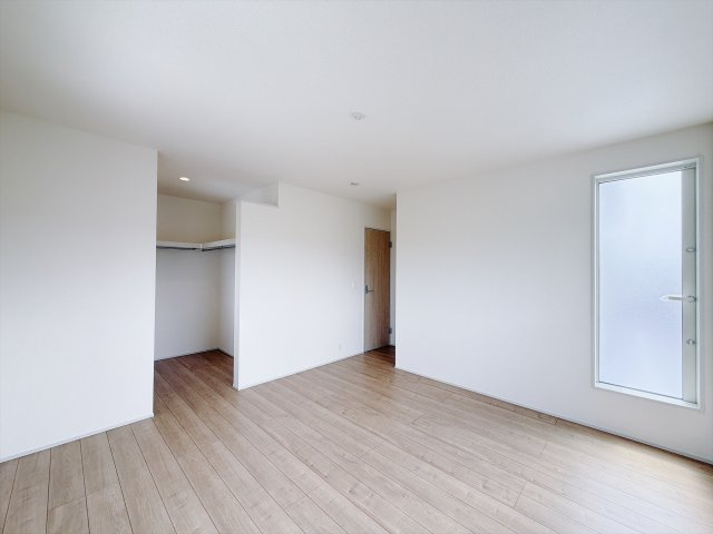 【新築戸建】安中市松井田二軒在家　の寝室|■主寝室｜ダブルベッドを置いても充分な広さを2Ｆのお部屋に設けております。お子様と家族みんなで寝るのも夢じゃありません♪窓からは光が差し込むので日中でも明るいお部屋です。