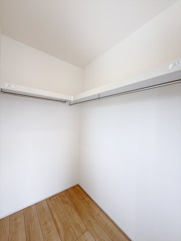 【新築戸建】安中市松井田二軒在家　の収納|■WIC｜お洋服はもちろん、使う頻度の少ない家具や小物・場所を取りがちな旅行用のスーツケースなどもしまえます。また、厚手のコートをしまっても充分な広さを堪能できるプランです♪