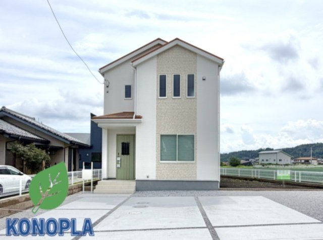 【新築戸建】安中市松井田二軒在家　の外観|■外観｜陽だまりのリビング、家事らくキッチンのお家、ついに完成！永く住むほどに愛着を深める、味わい豊かなデザインです。完成したばかりの新築を、一度ご覧になってみませんか？