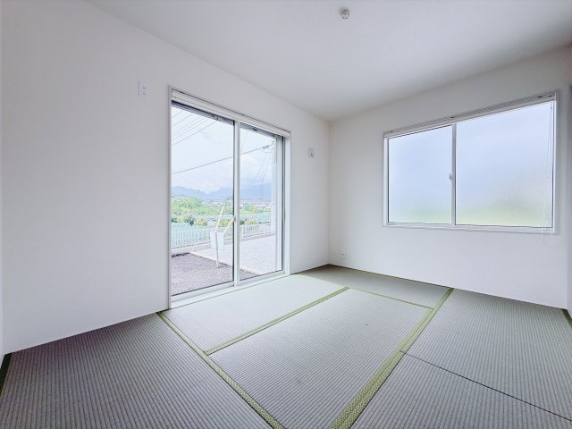 【新築戸建】安中市松井田二軒在家　の和室|■1階和室｜意外と場所をとるアイロンがけや、お洗濯物を畳むときにも広々と使うことができ、ちょっと一休みしたいとき、すぐに横になれるのも魅力です♪