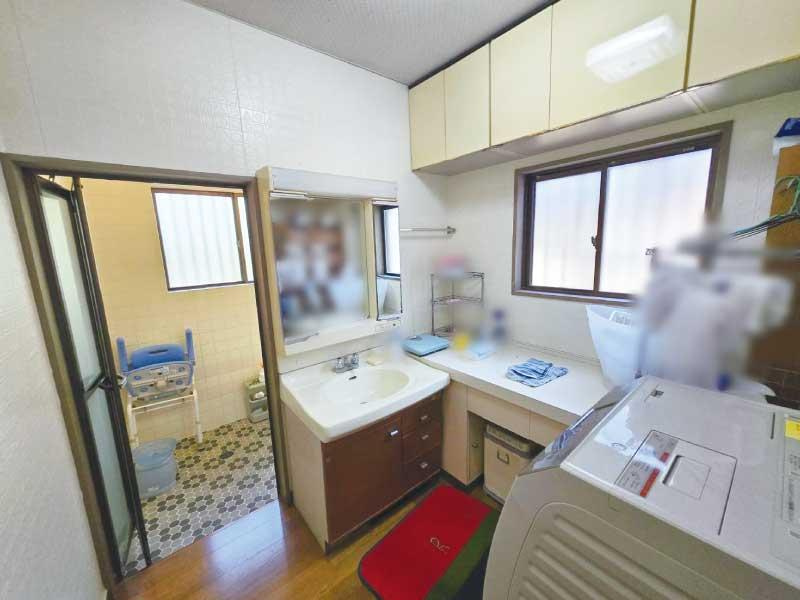 高知市春野町平和　中古住宅の独立洗面台
