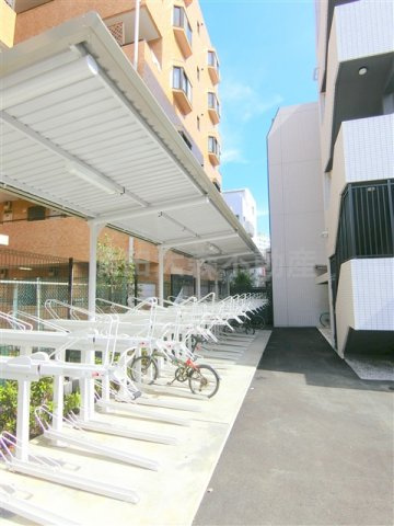ラフィスタ下丸子のその他共用部分|屋根付きの駐輪場
