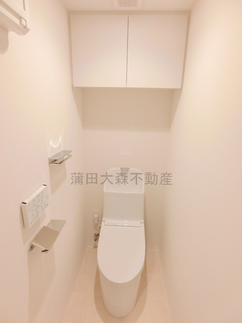 ルミーク大森のトイレ|棚収納とと温水洗浄便座付きのトイレ