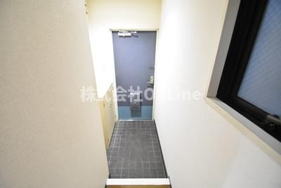 八尾市本町５丁目の賃貸マンションの玄関