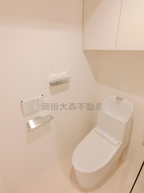 ルミーク大森のトイレ|棚収納とと温水洗浄便座付きのトイレ