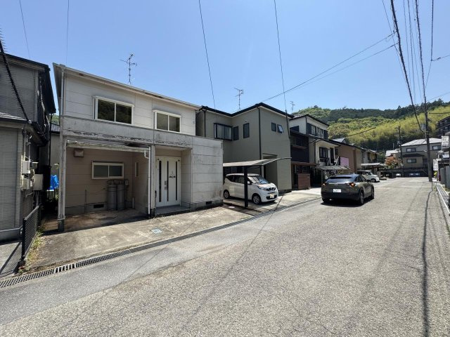 高知市神田　中古住宅の前面道路含む現地写真