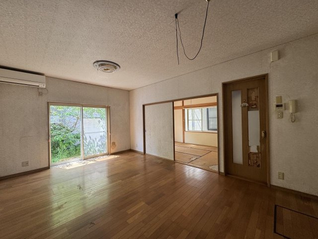 高知市神田　中古住宅の居間・リビング
