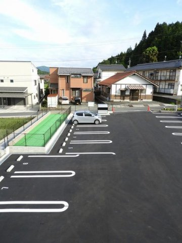 ハートホーム　Ⅱの駐車場|車をお持ちの方に嬉しい駐車場付きの物件です