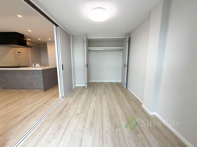 用賀コーポラスの洋室|リビングに隣接した洋室は、引き戸を開ければ広々したリビングにもできます♪