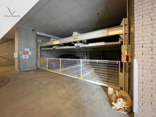 クレストフォルム上野グランステージの駐車場