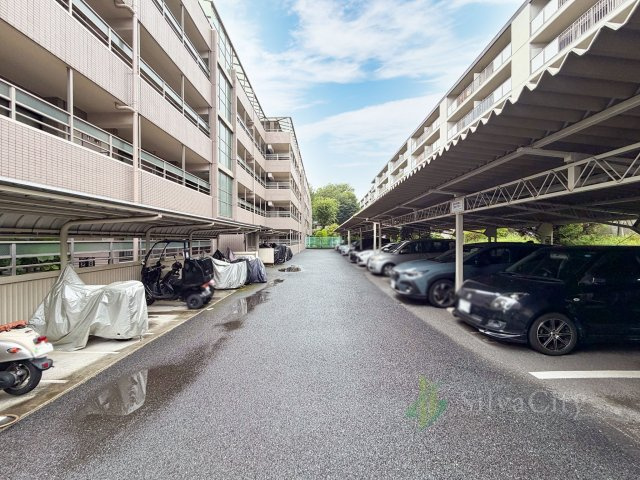 ライオンズヒルズ調布つつじヶ丘弐番館の駐車場