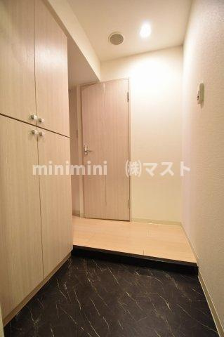 大阪市中央区本町橋の賃貸マンションの玄関
