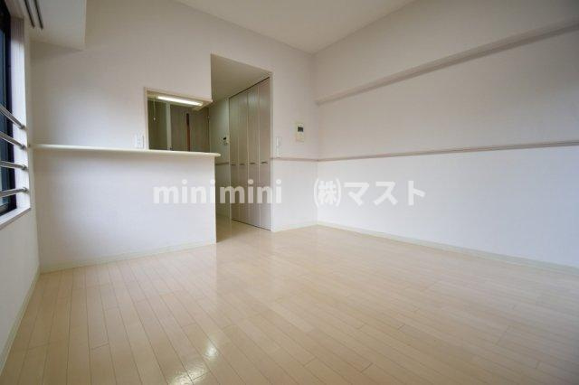 大阪市中央区本町橋の賃貸マンションの居間・リビング