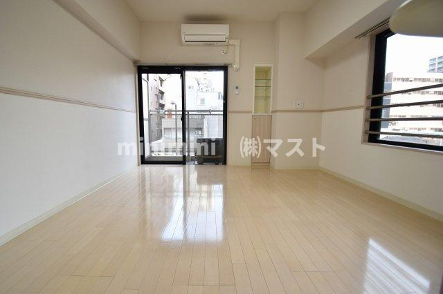 大阪市中央区本町橋の賃貸マンションの居間・リビング