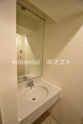 大阪市中央区本町橋の賃貸マンションの洗面所