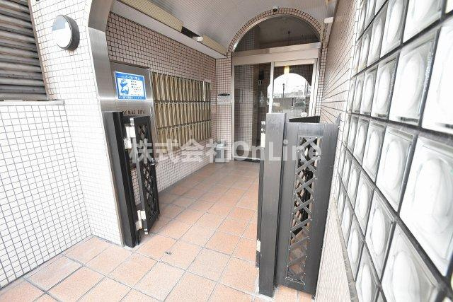 東大阪市若江西新町１丁目の賃貸マンションのエントランス