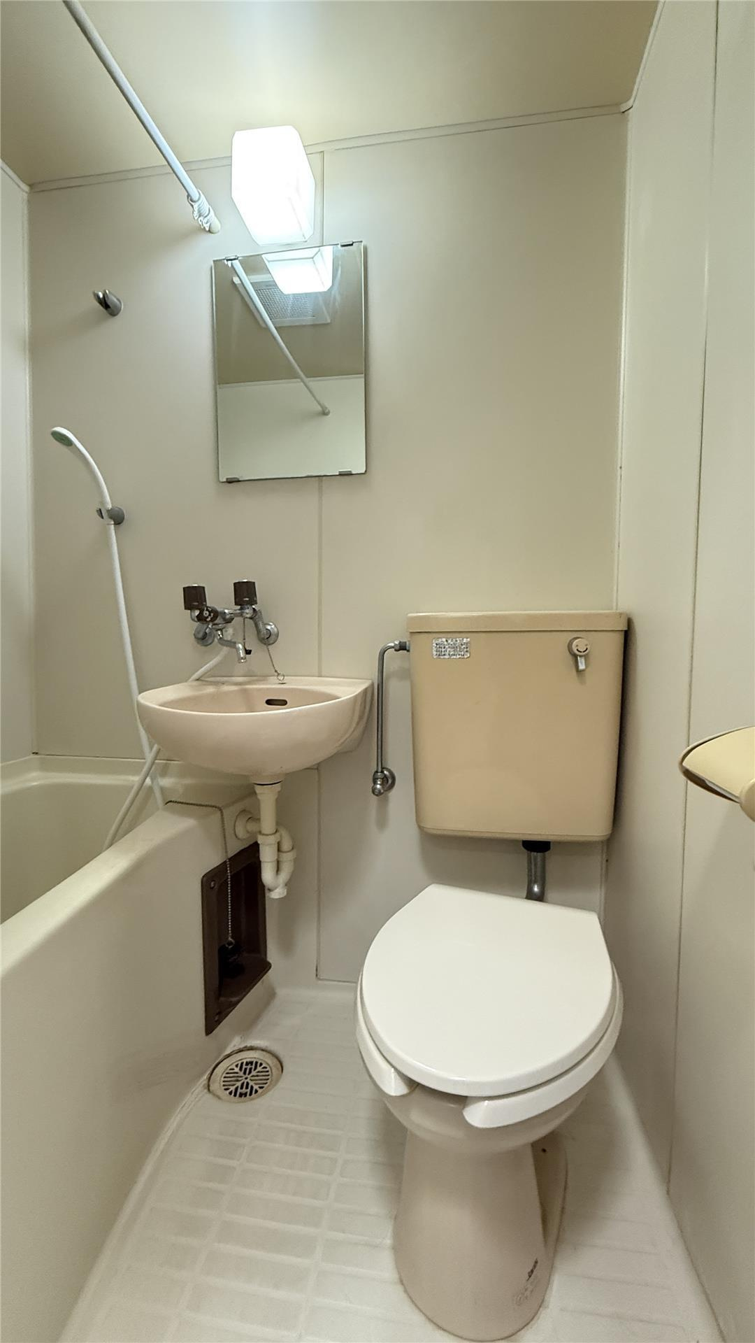 コーポ渕上のトイレ|落ち着いた色調のトイレです