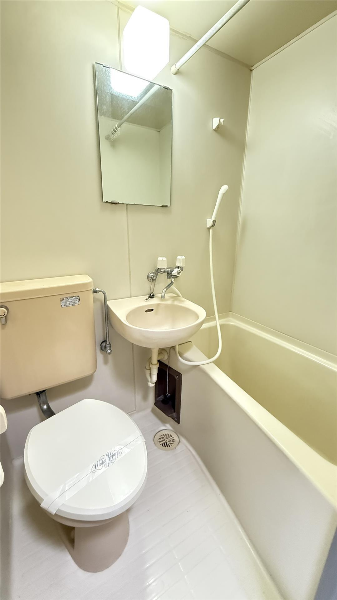コーポ渕上のトイレ|落ち着いた色調のトイレです