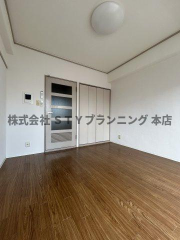 仲介手数料0円！ブリッヂガーデンNAGONOの居間・リビング