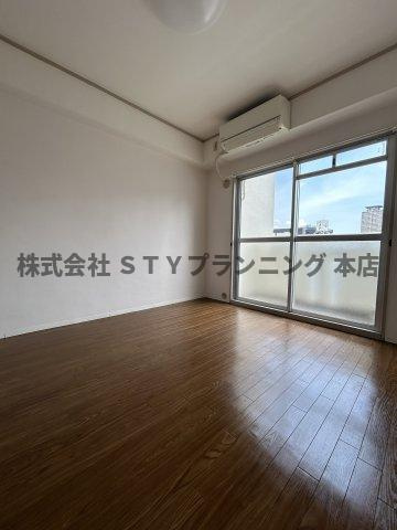 仲介手数料0円！ブリッヂガーデンNAGONOの居間・リビング