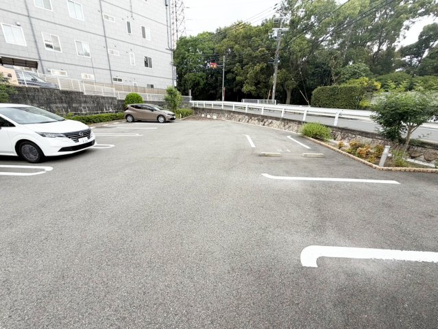 ボンサンテ南千里の駐車場