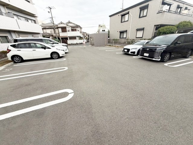 エフ　レジデンスの駐車場