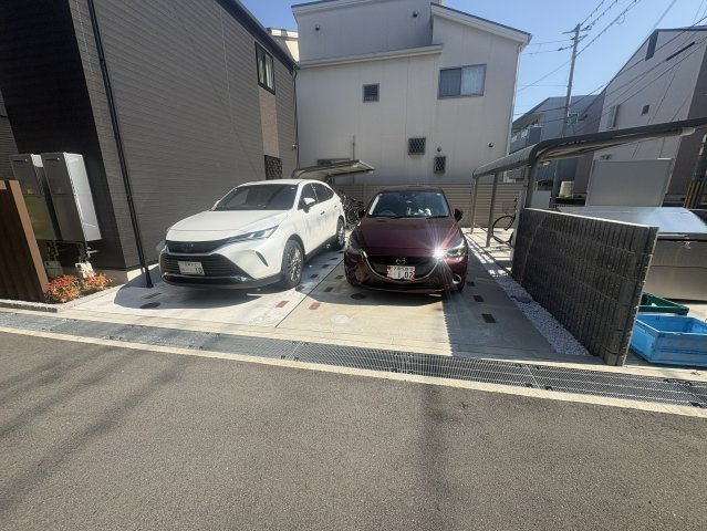 プラム江坂の駐車場