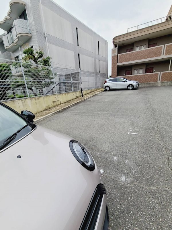 ランデュール逆瀬川の駐車場
