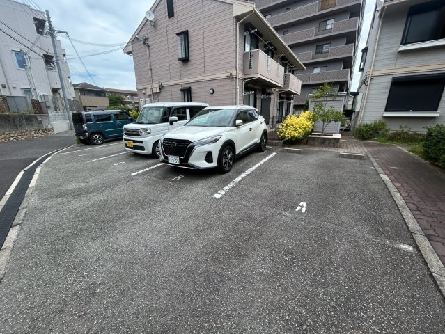 トロアメゾンA棟の駐車場